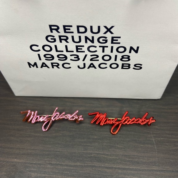 MARC JACOBS set of 2 pins - Picture 3 of 4